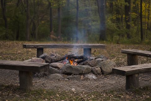 Aménager un coin feu de camp sécurisé pour des soirées conviviales