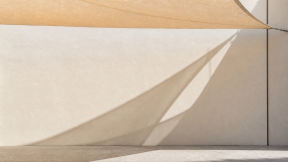 Créer des ombres graphiques avec des voiles ou toiles tendues