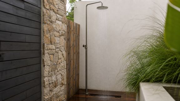 Installer une douche extérieure pratique et design pour l'été