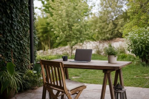 Aménager un coin bureau extérieur pour le télétravail au jardin
