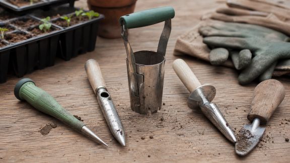 Outils pour semer facilement : guide des semoirs et transplantoirs efficaces