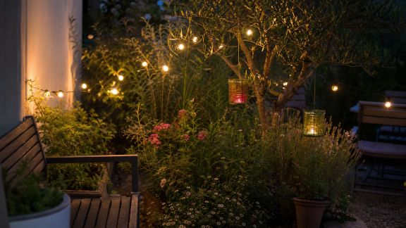 Imaginer un coin jardin féerique avec des éléments lumineux et colorés