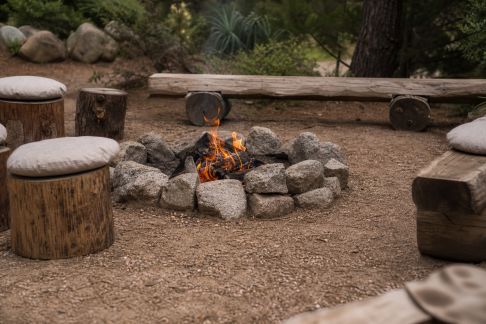 Aménager un espace feu de camp convivial et décoratif