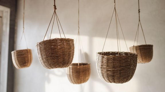 Réaliser une décoration suspendue avec des paniers tressés