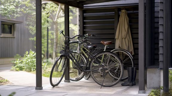 Créer un espace extérieur abrité pour les vélos et équipements du quotidien