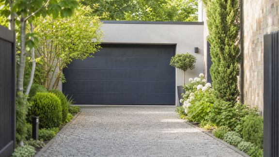 Idées pour aménager une entrée de garage harmonieuse avec le jardin