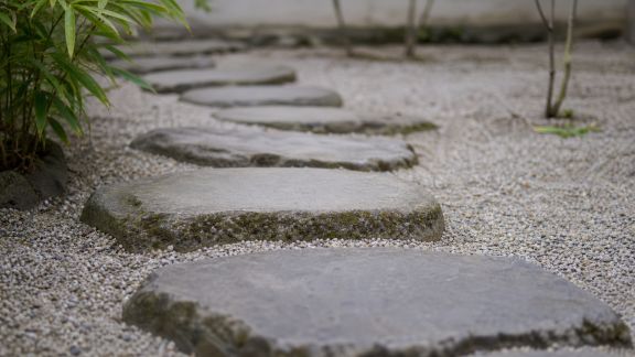 Concevoir un chemin de pas japonais pour une touche zen et graphique