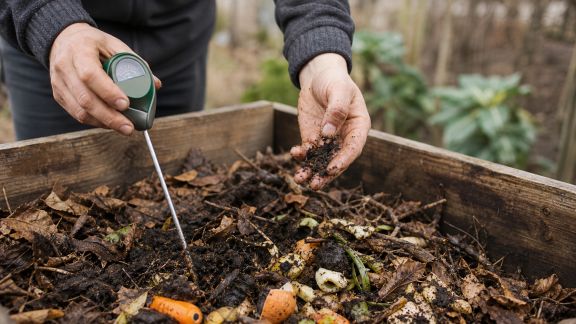 Optimiser l’humidité du compost : conseils pratiques pour chaque saison