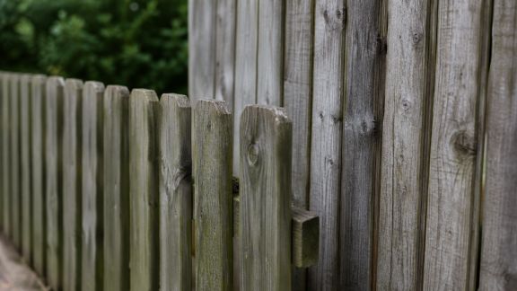 Entretien des clôtures et palissades au fil des saisons : méthode et prévention