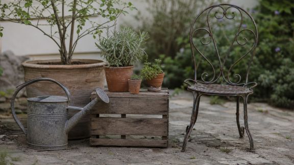 Réinventer la déco de jardin avec des objets chinés en brocante
