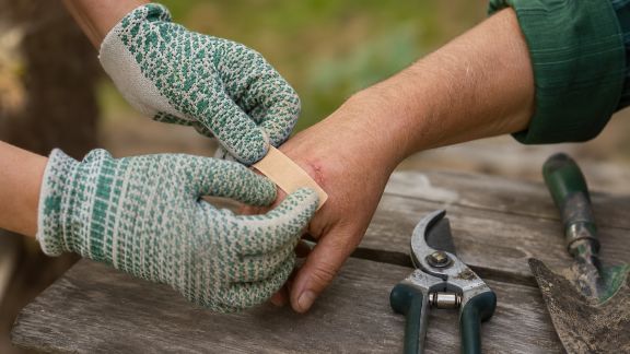 Premiers secours : comment réagir en cas d’accident avec un outil de jardin